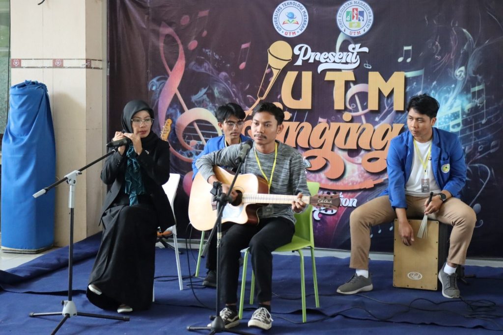 Wakil Rektor III memeriahkan UTM Singing Competition dengan Tampil Bersama Group Band UKM SENI